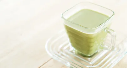 Zelena toplina: Matcha latte s kokosovim mlekom - Modna.si