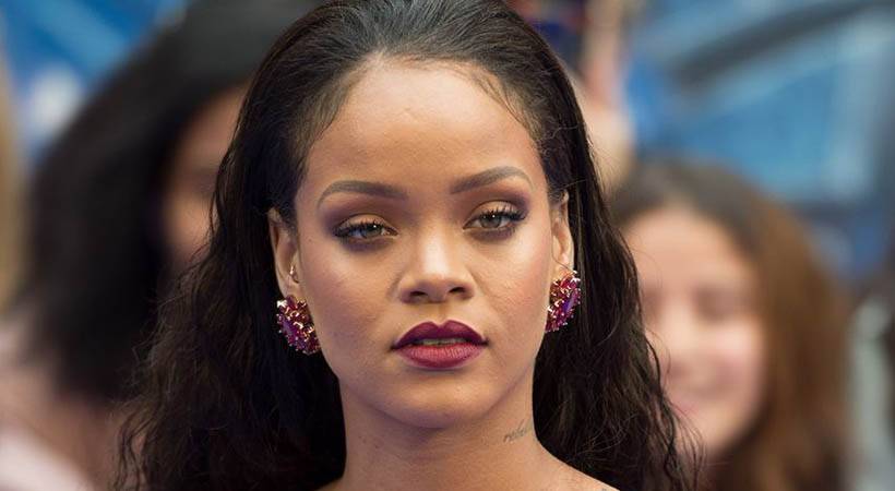 Rihanna presenetila z opazno večjim oprsjem! Je šla pevka pod nož?