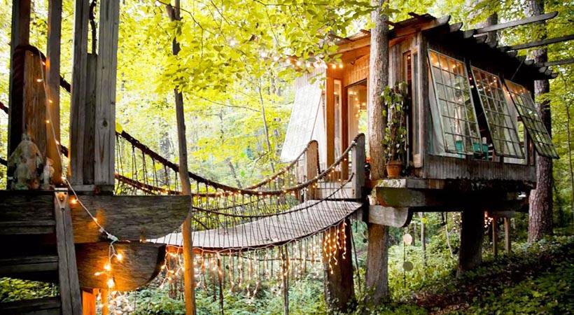 Ta hišica na drevesu je najbolj popularna ponudba na Airbnb-ju
