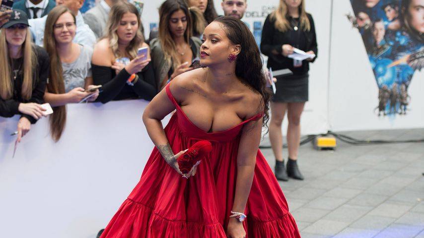 Rihanna presenetila z opazno večjim oprsjem! Je šla pevka pod nož?