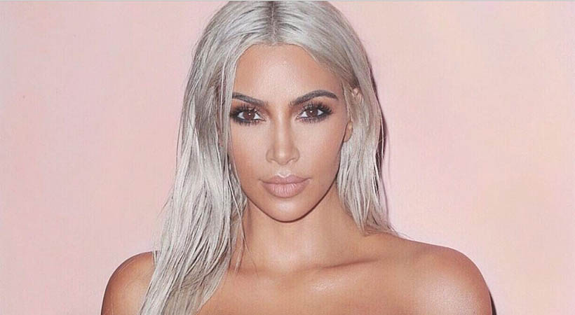 Kim Kardashian razkrila najboljši trik za odstranjevanje madežev od deodoranta