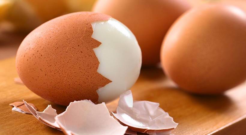 Kuharski trik: Kako najhitreje olupiti trdo kuhano jajce