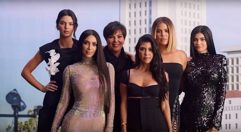 Kardashian-Jenner družina poustvarila prvi 'KUWTK' uvodni video