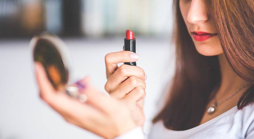 5 ključnih napak, ki jih delaš pri nanosu šminke