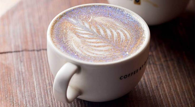 Predstavljamo najnovejšo obsesijo: Bleščeči cappuccino!