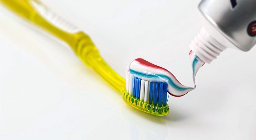 Lepotni trik: Kako do bolj belih nohtov z zobno pasto