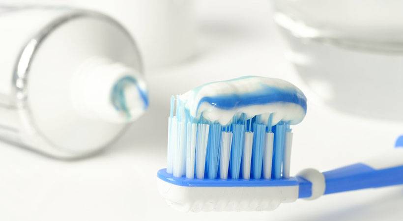 Dilema: Bi morala pred umivanjem zmočiti zobno ščetko ali ne?