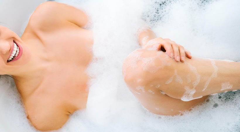 7 razlogov, zakaj bi si morala ta trenutek narediti vročo kopel
