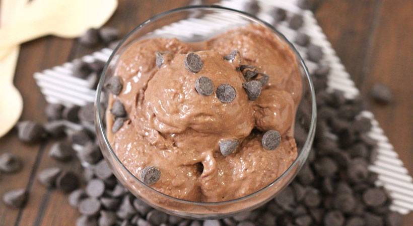 Fit recept: Beljakovinski čokoladno-arašidov sladoled