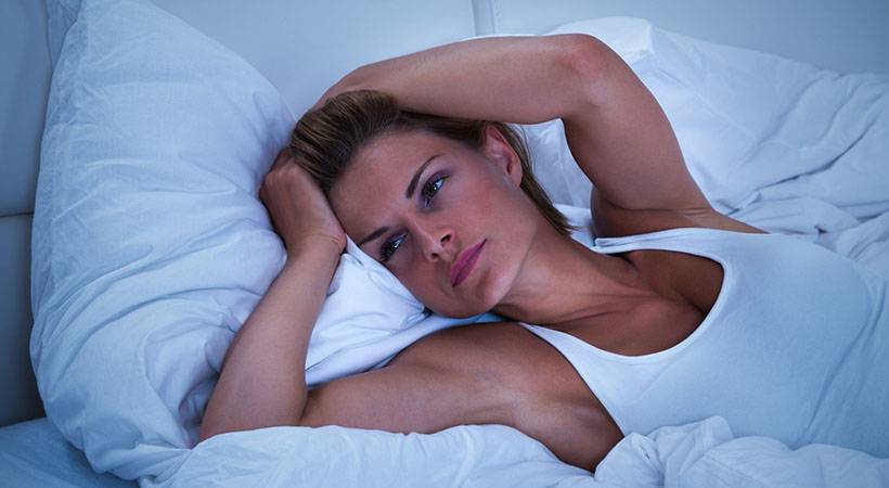 5 možnih razlogov, zakaj se konstantno zbujaš sredi noči