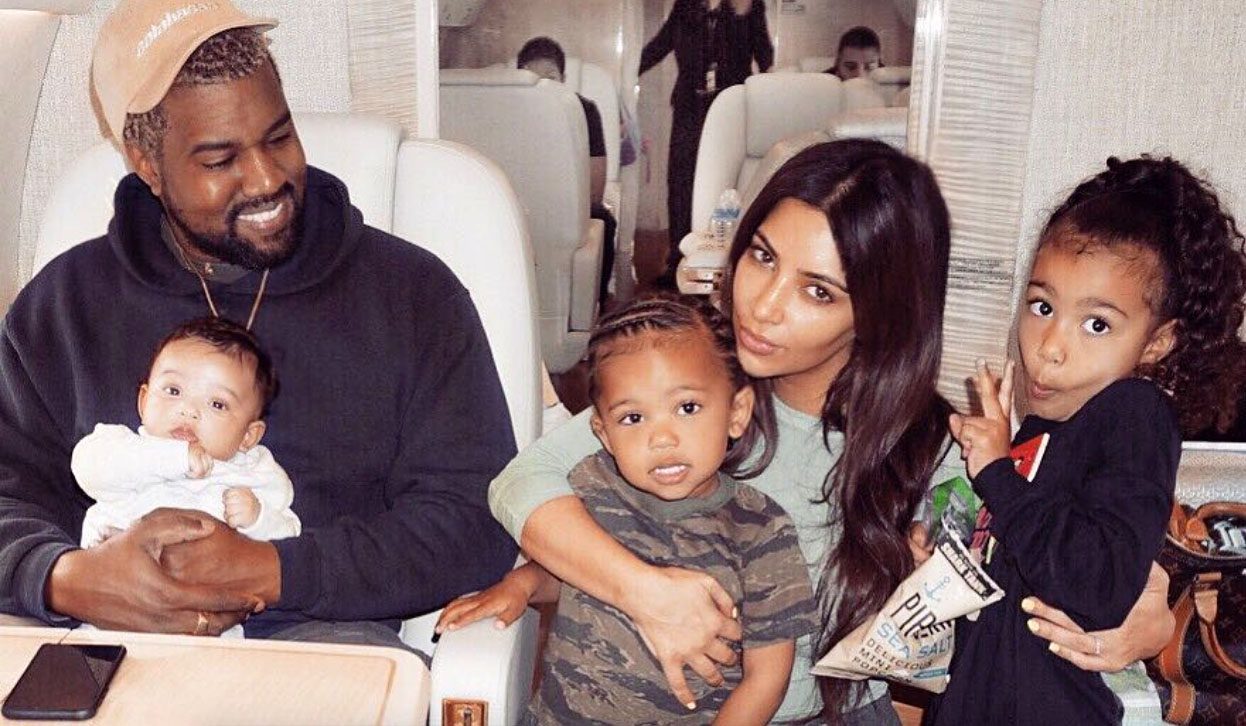 NORO! Toliko na mesec zaslužijo varuške otrok Kanyeja Westa in Kim Kardashian