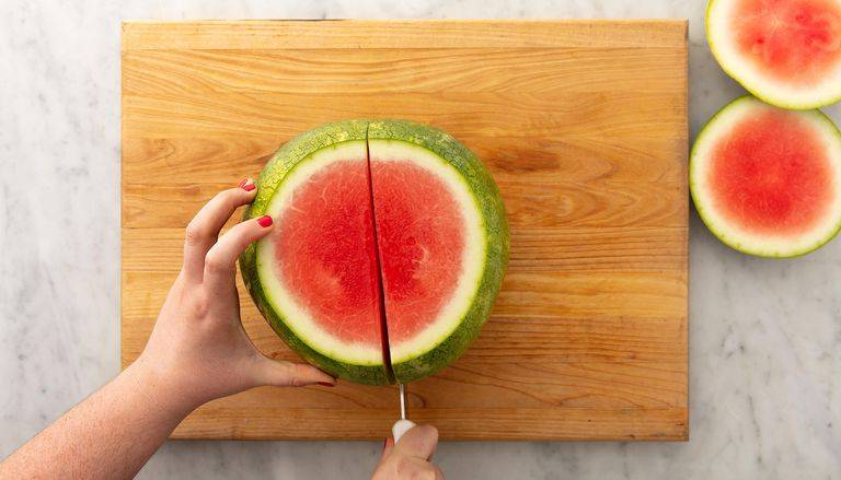 Kako razrezati celo lubenico v manj kot minuti