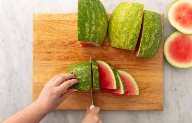 Kako razrezati celo lubenico v manj kot minuti
