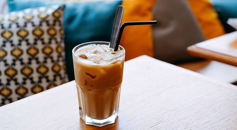 V (ledeni) kavi se izogibaj TEJ sestavini, ker povzroča mozolje