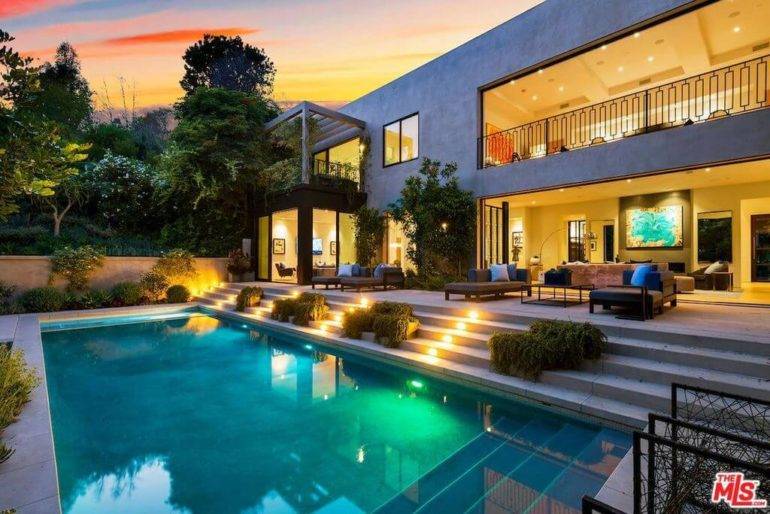 Kylie Jenner in Travis Scott kupila družinsko vilo! Vstopi v razkošno notranjost...