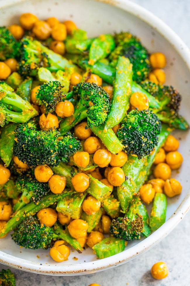 Veganski recept: Pražena čičerika z brokolijem