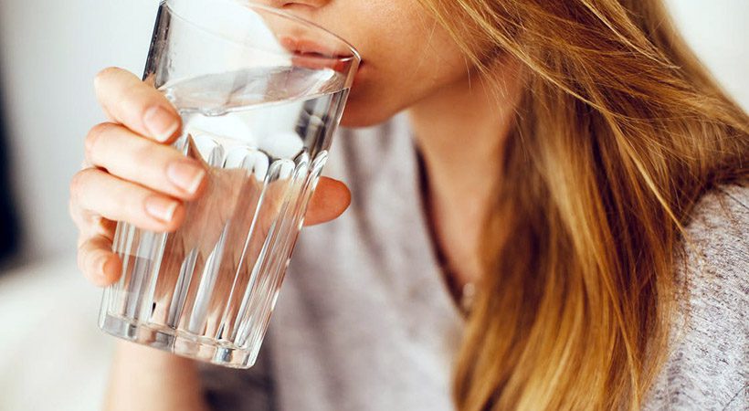 Zakaj bi morala vsako jutro najprej spiti kozarec vode