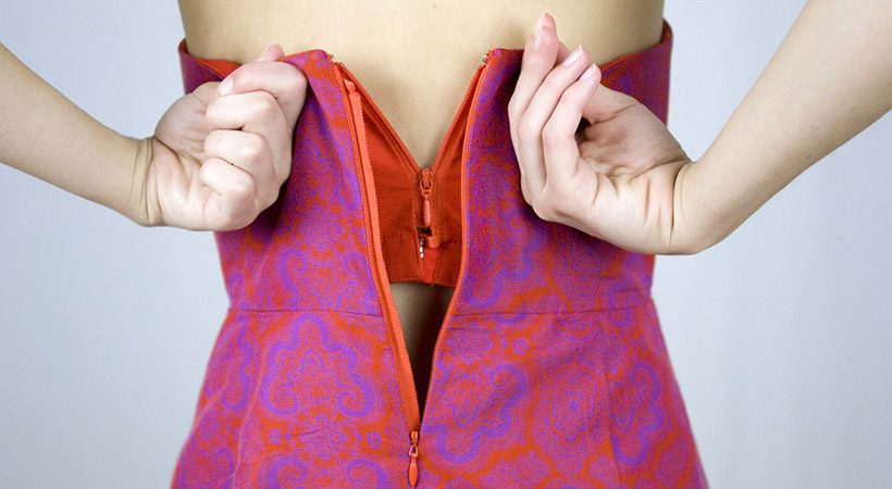 Modni trik: Kako lahko popolnoma sama zapneš zadrgo na hrbtu
