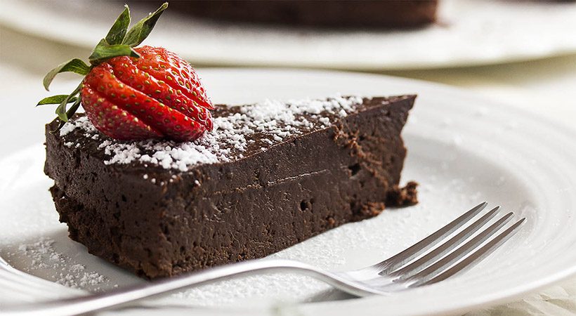Valentinov recept: Čokoladna torta brez moke (iz samo 3 sestavin!)