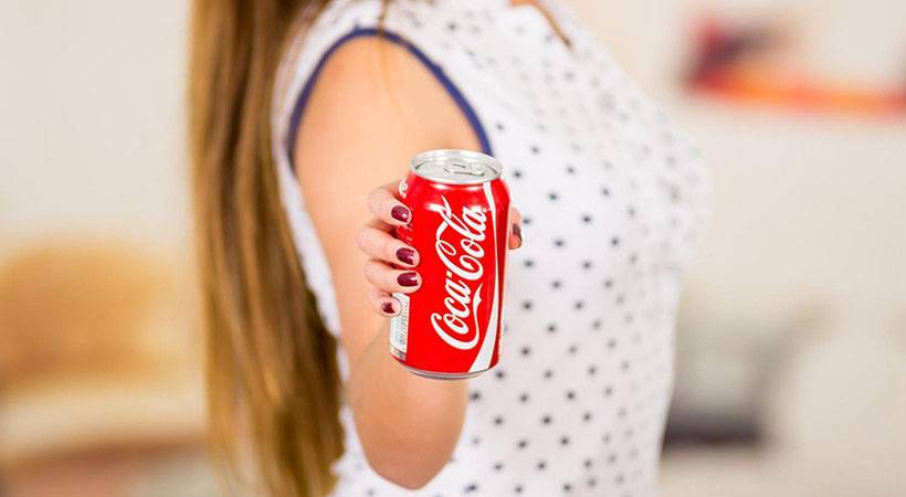 Ali veš, zakaj so pločevinke Coca-Cole rdeče barve?