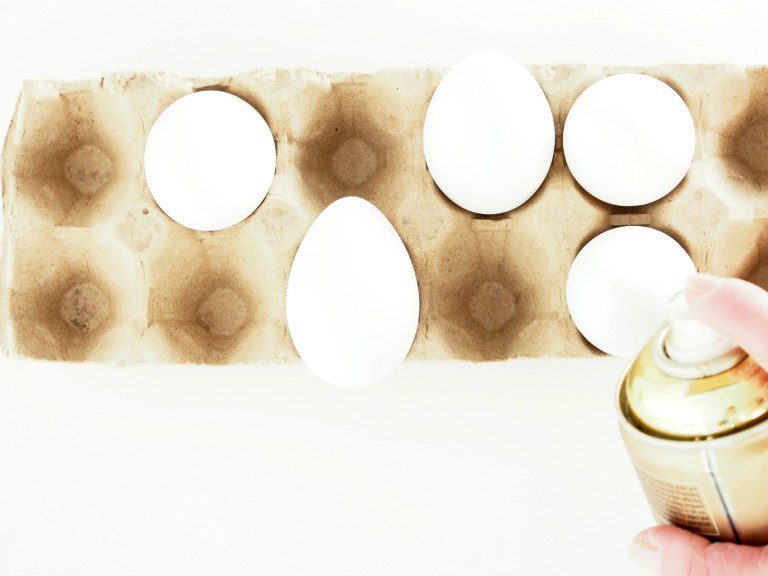 Velikonočna jajca: Stajliš z barvami pošpricana jajca