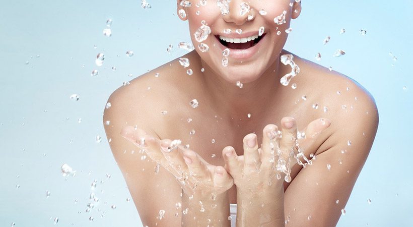 3 razlogi, zakaj tvoja koža v poletnem času potrebuje več vode