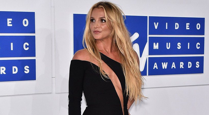 Ljudje besni na Britney Spears zaradi enega čevlja