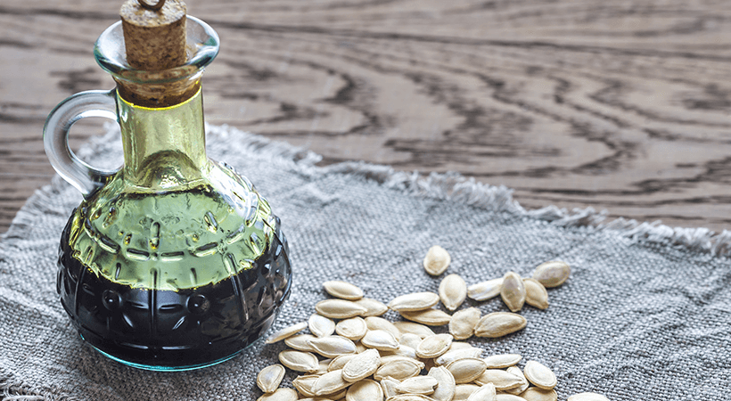 Bučno olje: 6 razlogov, zakaj bi ga morala uporabljati