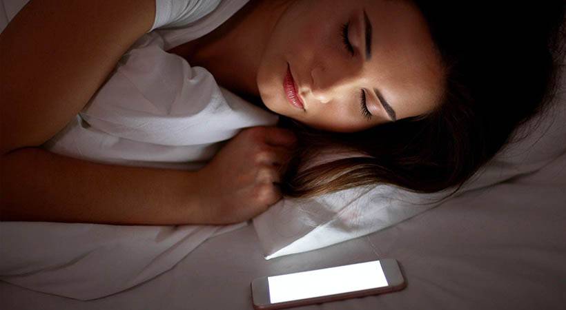 Razkrito, kako zelo škodljivo je spanje zraven mobilnega telefona!