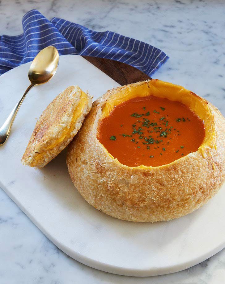 Jesenski okusi: Paradižnikova juha v kruhovi skodelici s sirom