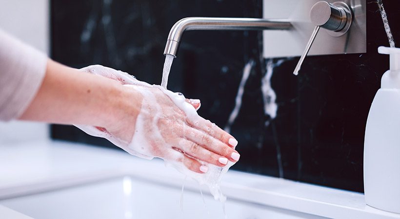Umivanje rok vs. razkuževanje rok: Kaj je boljše za preprečevanje okužbe?