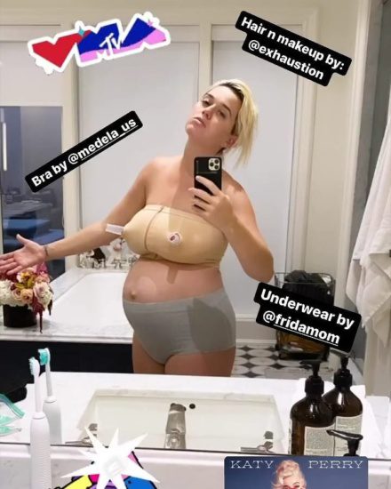 Katy Perry nekaj dni po rojstvu hčere objavila selfie v spodnjem perilu