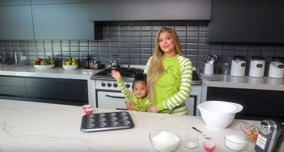 Kako prisrčno! Kylie Jenner s hčerko Stormi delala Grincheve muffine