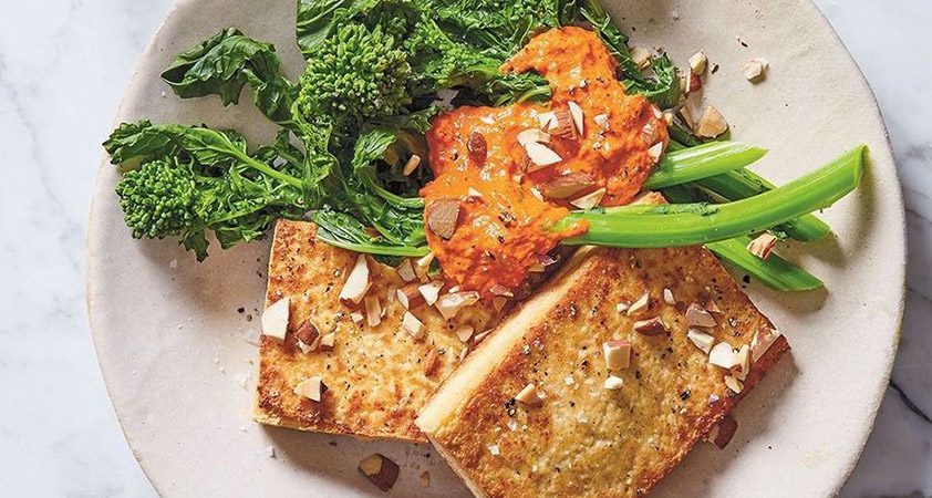 Vegi recept: Hrustljav tofu z brokolijem in romesco omako