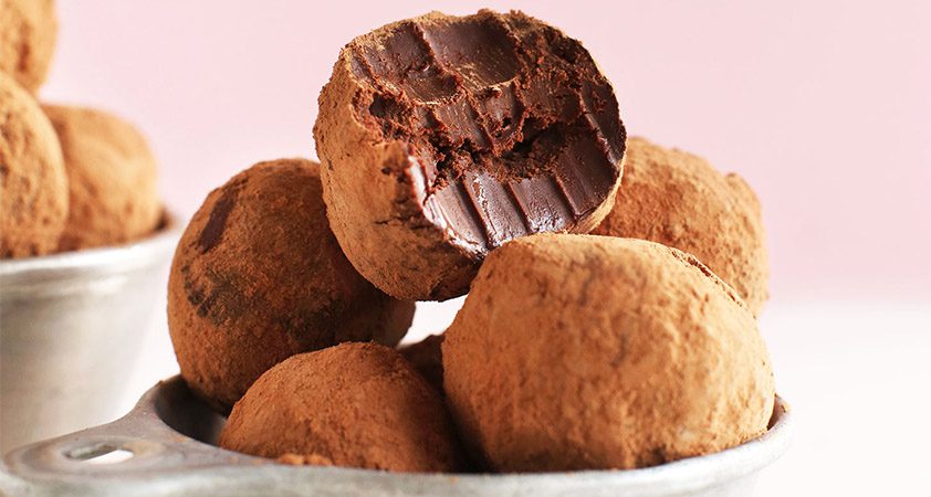 Recept: Temne čokoladne kroglice (iz samo 2 sestavin)