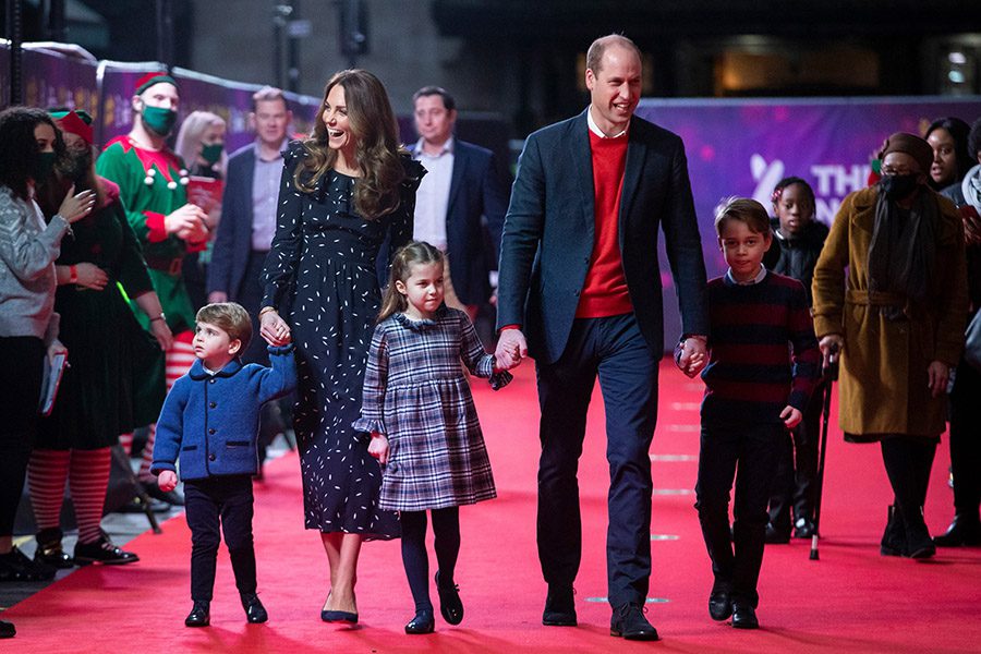 Prince William & Kate Middleton PRVIČ z vsemi tremi otroci na rdeči preprogi