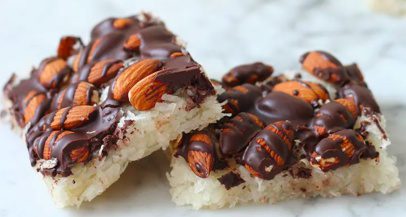 Recept: Kokosove ploščice z mandlji in čokolado