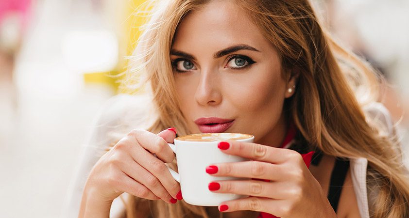 Hujšanje: V kavo dodaj TO običajno živilo v prahu in pospeši metabolizem!