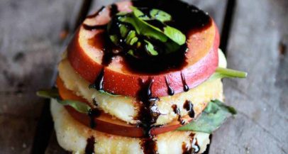 Poletni okusi: Sadni burger iz nektarine in pečene mocarele
