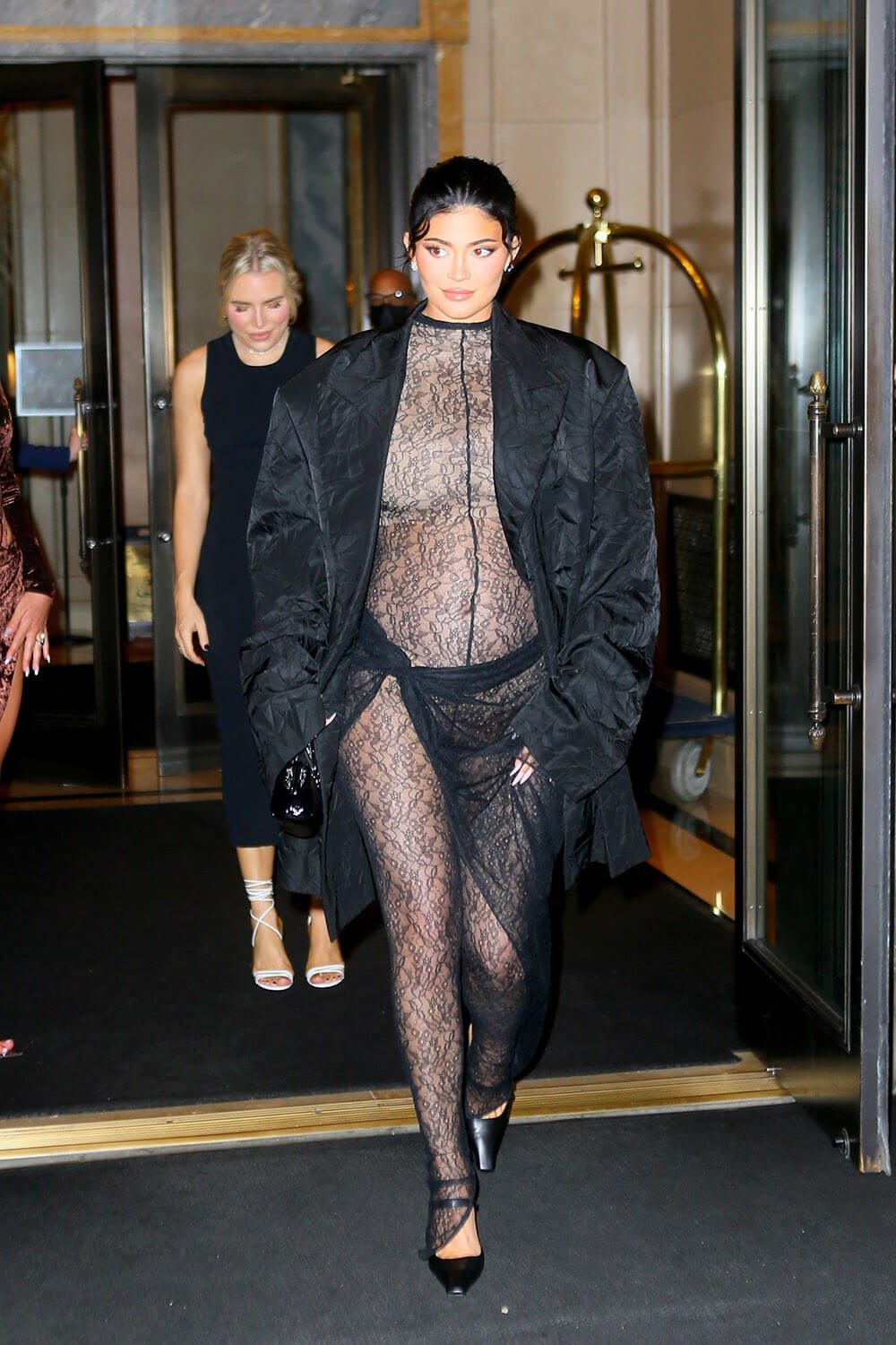 Ali noseča Kylie Jenner kopira stil noseče Kim Kardashian
