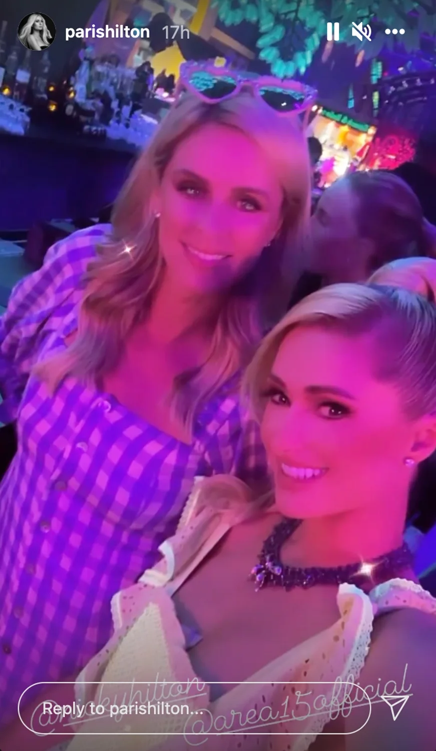 Paris Hilton in zaročenec Carter Reum v Las Vegasu priredila dekliščino in fantovščino