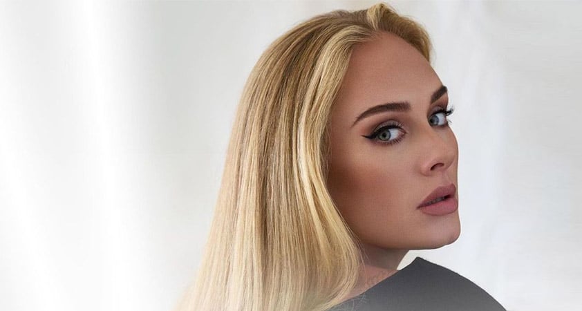 Adele v novem napovedniku razkrila pomen njenega hita "Hello"
