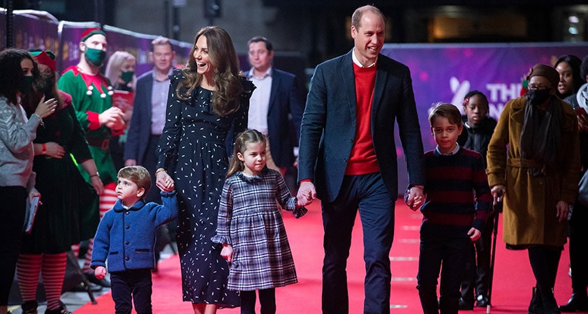 Princ William, Kate Middleton in njuni otroci pozirali za božično voščilnico 2021