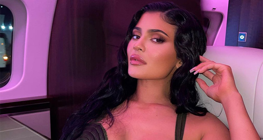 Je Kylie Jenner na skrivaj rodila drugega otroka?