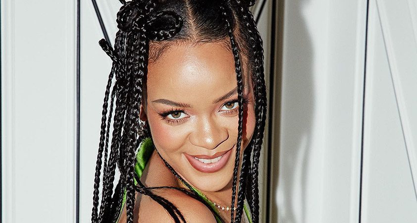 Noseča Rihanna v prosojni obleki privabljala poglede na Diorjevi modni reviji