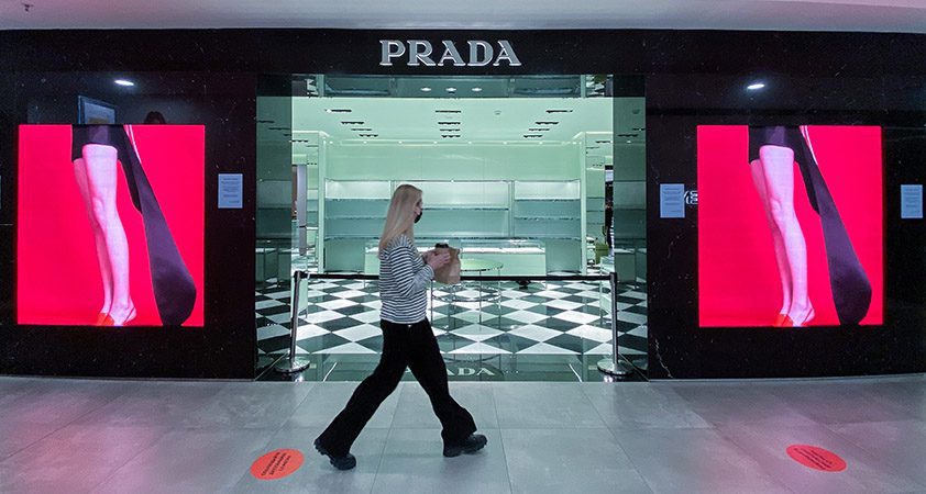 Prazne police v trgovinah Louis Vuitton, Prada, Channel in Gucci v Rusiji