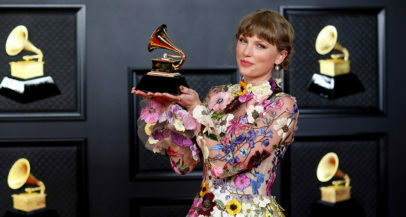 Ali lahko Taylor Swift prejme glasbene nagrade za ponovno posnete stare pesmi?