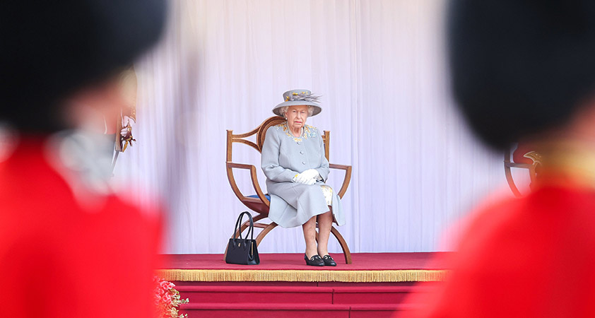 Kraljica Elizabeta prvič po 70-ih letih ne bo prejela barvitega pozdrava