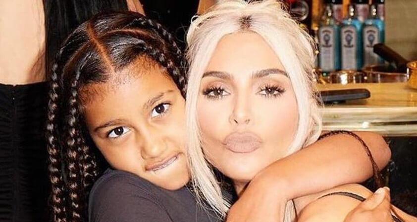 Kim Kardashian in North West z ujemajočimi nosnimi uhani
