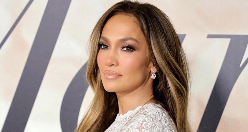 Jennifer Lopez gola pozirala za svojo lepotno znamko JLo Beauty